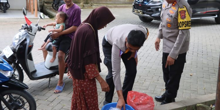 Berkah Ramadhan, Kapolres Lebak bagikan Paket Sembako kepada Penjual Takjil Keliling