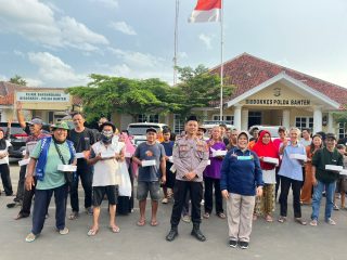 Biddokkes Polda Banten Bagikan 100 Paket Takjil Gratis kepada Masyarakat