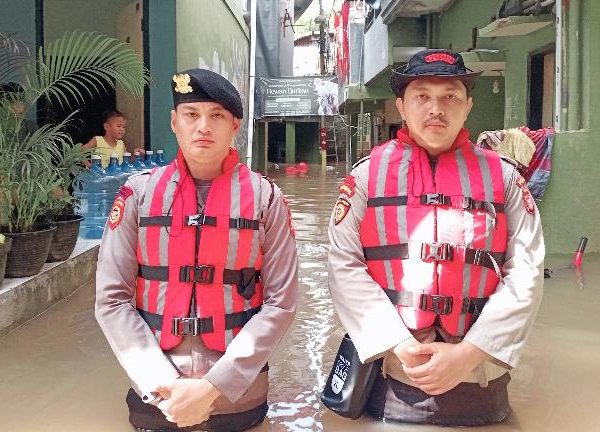 Patroli Siaga Bencana, Dit Samapta PMJ Pantau Genangan Air di Kebon Pala Kampung Melayu