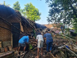 Angin Kencang Disertai Hujan Lebat di Kecamatan Rangkasbitung, Rumah Warga Rusak Parah