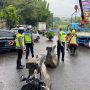 Satlantas Polres Metro Tangerang Kota Pasang Barrier Beton Di Jembatan Bayur, Cegah Kecelakaan