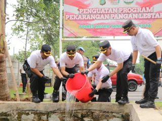 Kapolres Metro Tangerang Kota Pimpin Gerakan Bersih-Bersih Dan Ketahanan Pangan Di Mako Polres