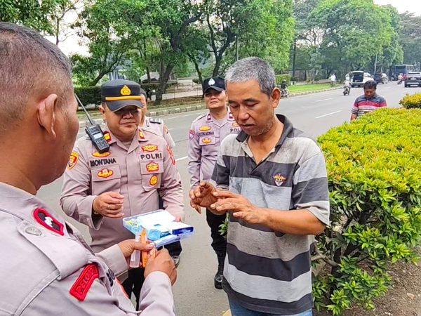 Truk Box Mendadak Terbakar Di Dekat Pasar Tanah Tinggi, Personel Polres Metro Tangerang Kota Bergerak Cepat Selamatkan Sopir