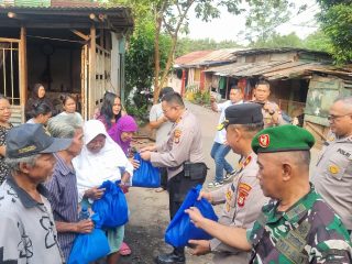 Sambangi Permukiman Padat Di Cibodas, Polisi Bagikan Sembako Dan Ingatkan Bahaya Narkoba
