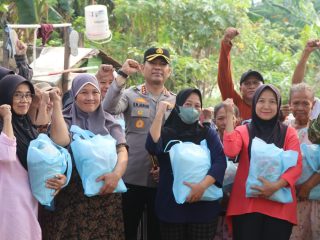 Kapolres Metro Tangerang Kota Salurkan Bantuan Di Batuceper, Program Jaga Jakarta+ Sentuh Langsung Warga