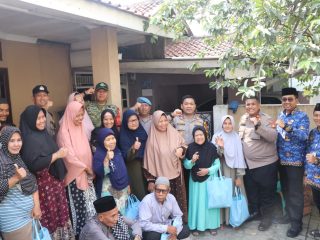 Blusukan Ke Slum Area, Kapolres Metro Tangerang Kota Bagikan Sembako Dan Ajak Warga Jaga Kamtibmas