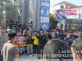 Kapolsek Curug AKP Tampubolon Sigap Kawal Aksi Damai Aliansi Masyarakat Bersatu di SMAN 32